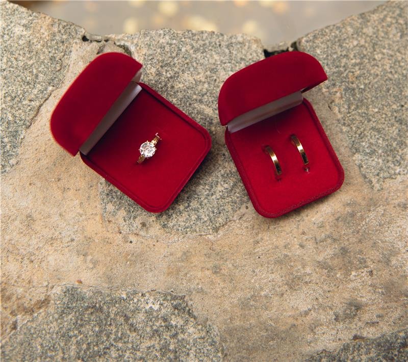 ANEL SOLITÁRIO ZIRCONIA GRANDE RISCOS AO LADO BANHO OURO 18K