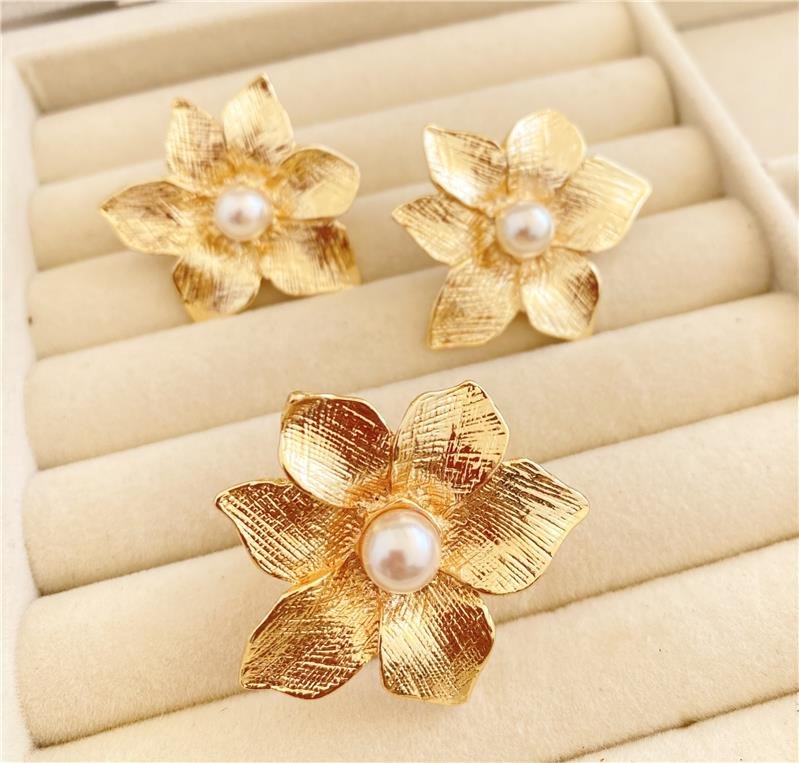 ANEL REGULÁVEL MAXI FLOR PÉROLA BANHO OURO 18K