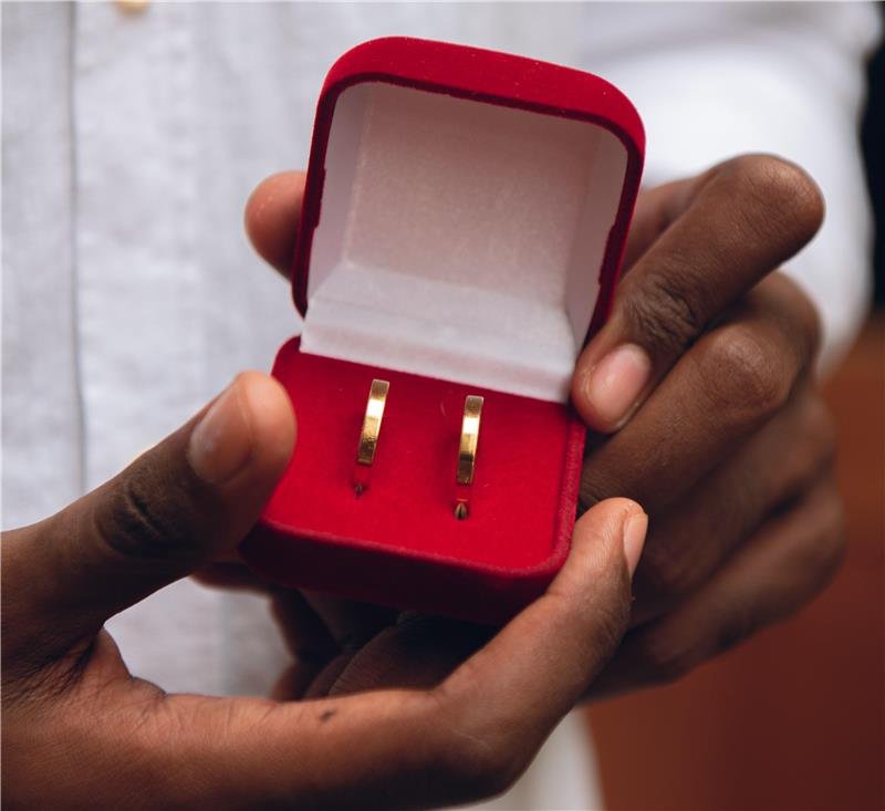 ANEL ALIANÇA ANATÔMICA 2MM EM AÇO INOXIDÁVEL COM BANHO OURO 18K