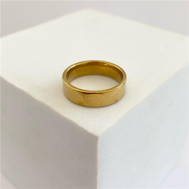 ANEL ALIANÇA LISA MÉDIA 5MM EM AÇO INOXIDÁVEL COM BANHO OURO 18K