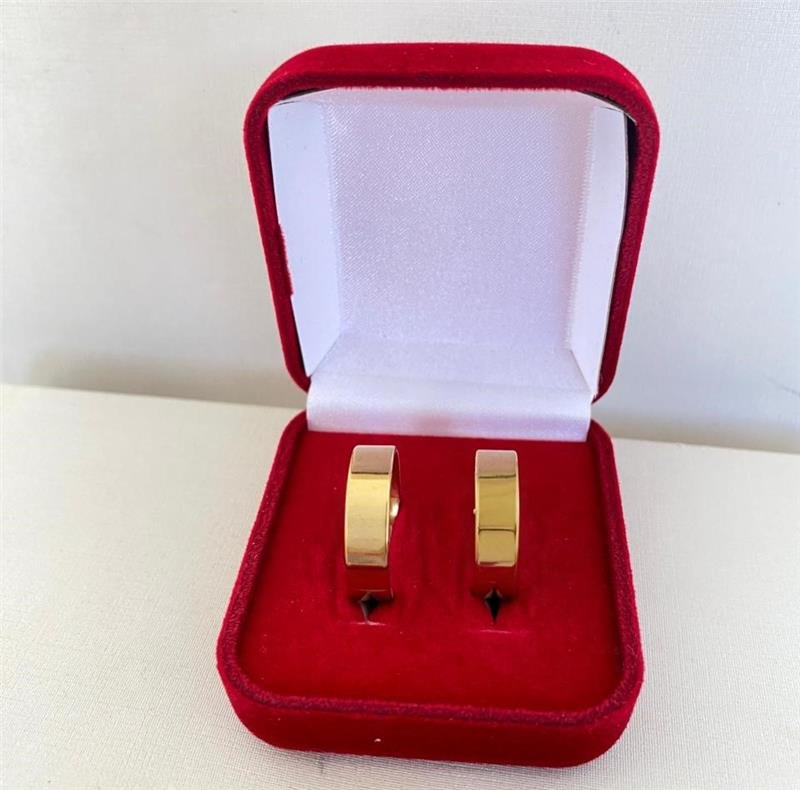ANEL ALIANÇA LISA MÉDIA 5MM EM AÇO INOXIDÁVEL COM BANHO OURO 18K