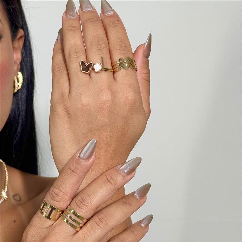 ANEL REGULÁVEL BORBOLETA ÔNIX E TREVO MADRE PÉROLA BANHO OURO 18K