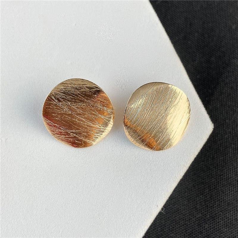BRINCO REDONDO MARTELADO COM DETALHES GOLD BANHO OURO 18K