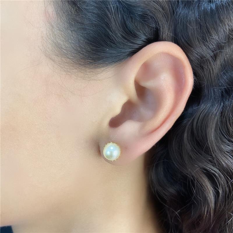 BRINCO PÉROLA MÉDIO COM DETALHES DOURADO BANHO OURO 18K