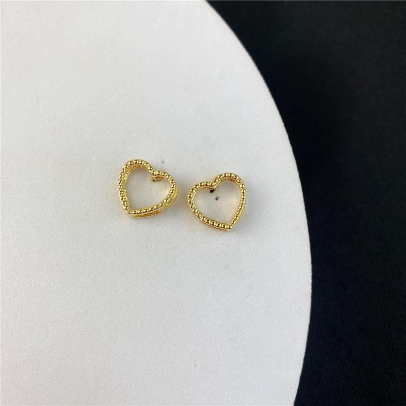 BRINCO CORAÇÃO VAZADO DETALHES BANHO OURO 18K