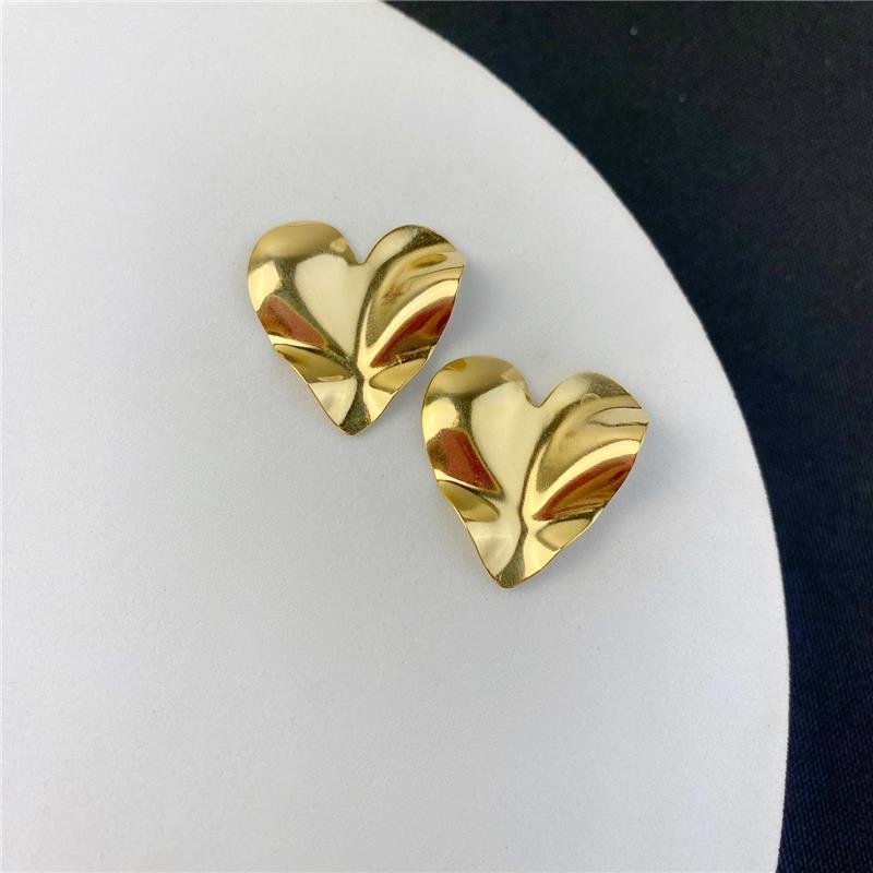 BRINCO DESIGN MARTELADO CORAÇÃO BANHO OURO 18K