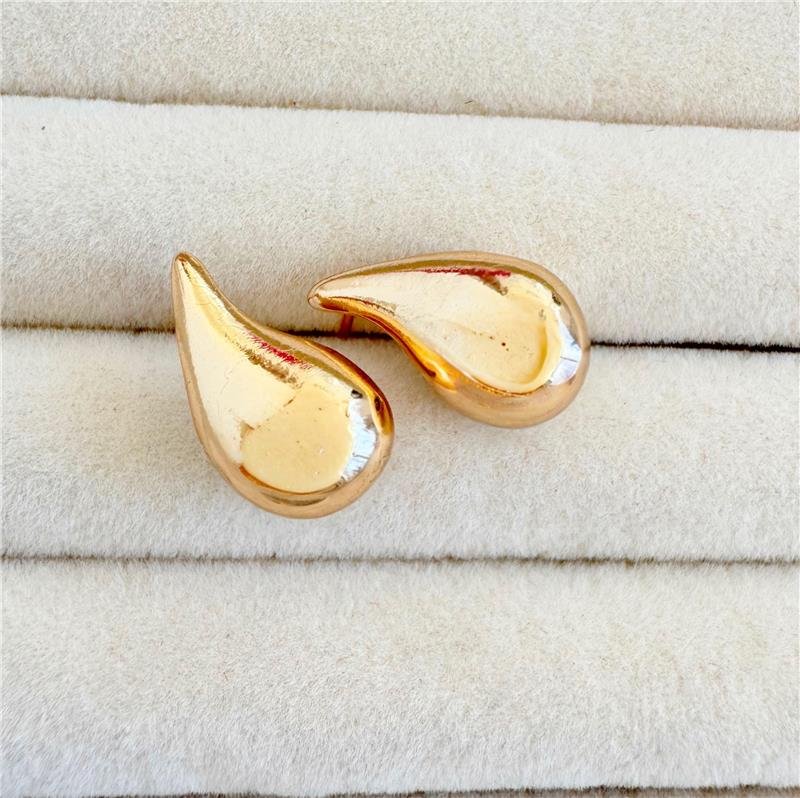 BRINCO MODELINHO GOTA D'AGUA MEDIO BANHO OURO 18K