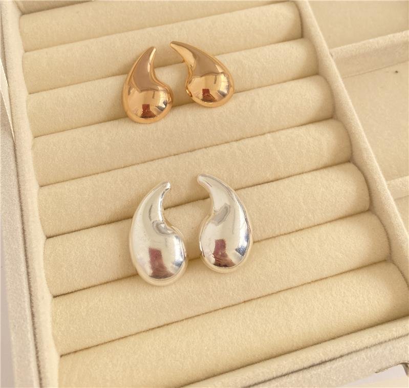 BRINCO MODELINHO GOTA D'AGUA GRANDE VAZADO BANHO OURO 18K