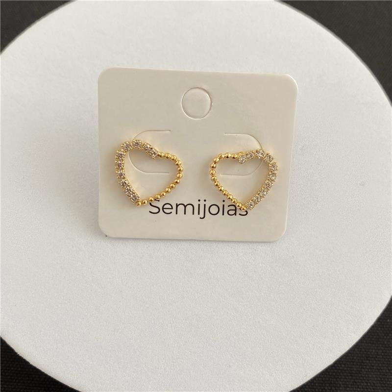 BRINCO CORAÇÃO METADE PEQUENO BANHO OURO 18K