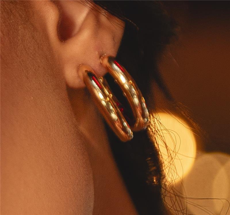 BRINCO MEIA ARGOLA TUBO BANHO OURO 18K