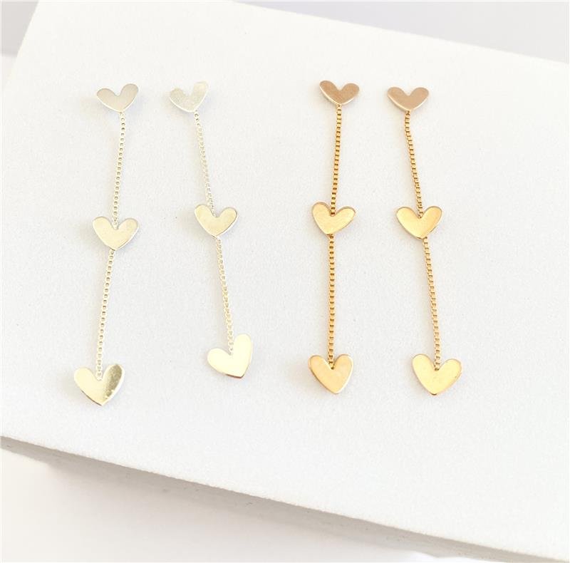BRINCO DELICADO LONGO CORAÇÕES BANHO OURO 18K