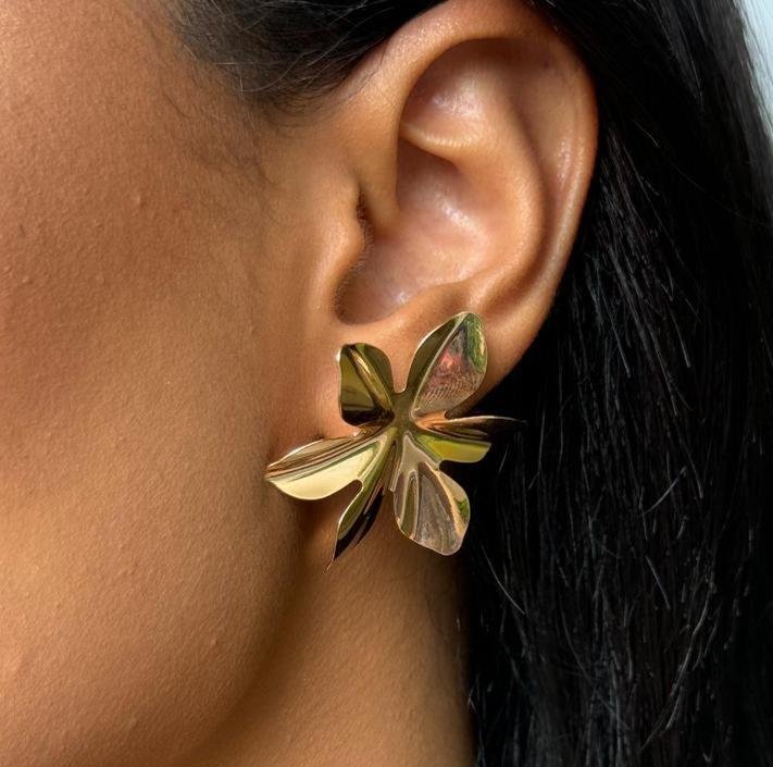 BRINCO ESTILO MARTELADO FLOR BANHO OURO 18K