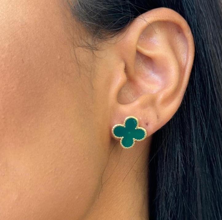 BRINCO TREVO RESINA VERDE BANHO OURO 18K