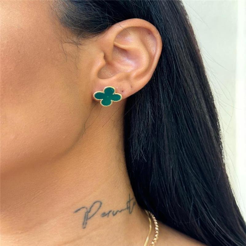 BRINCO TREVO RESINA VERDE BANHO OURO 18K
