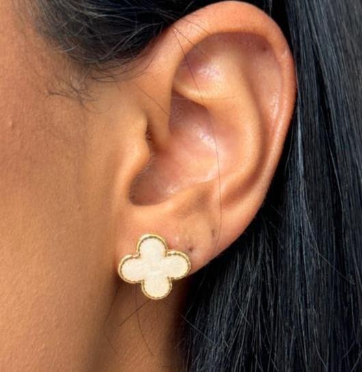 BRINCO RESINA MADRE PÉROLA BANHO OURO 18K