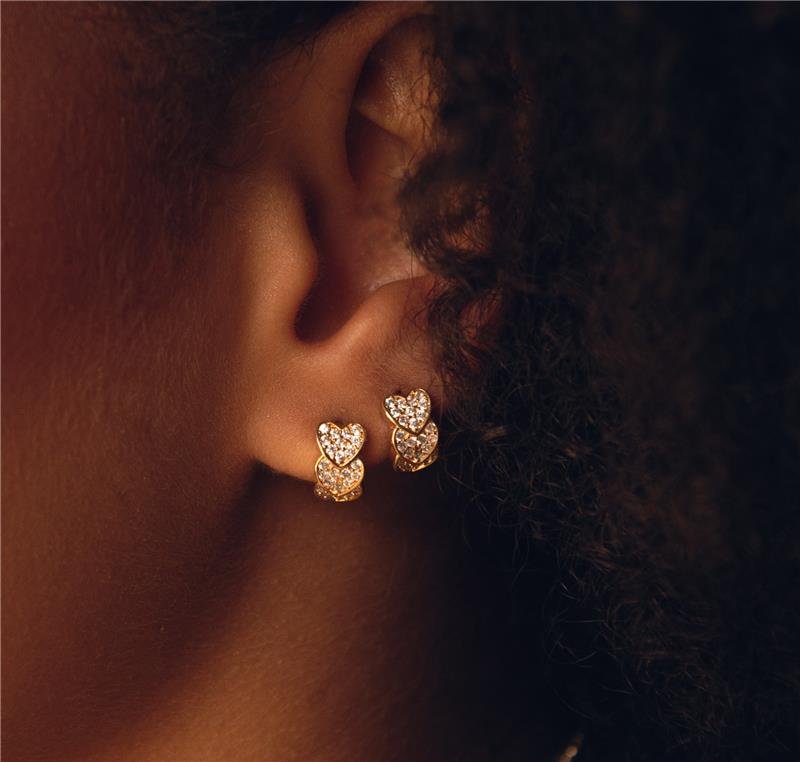 BRINCO ARGOLINHA CRAVEJADA 3 CORAÇÕES MEDIO BANHO OURO 18K