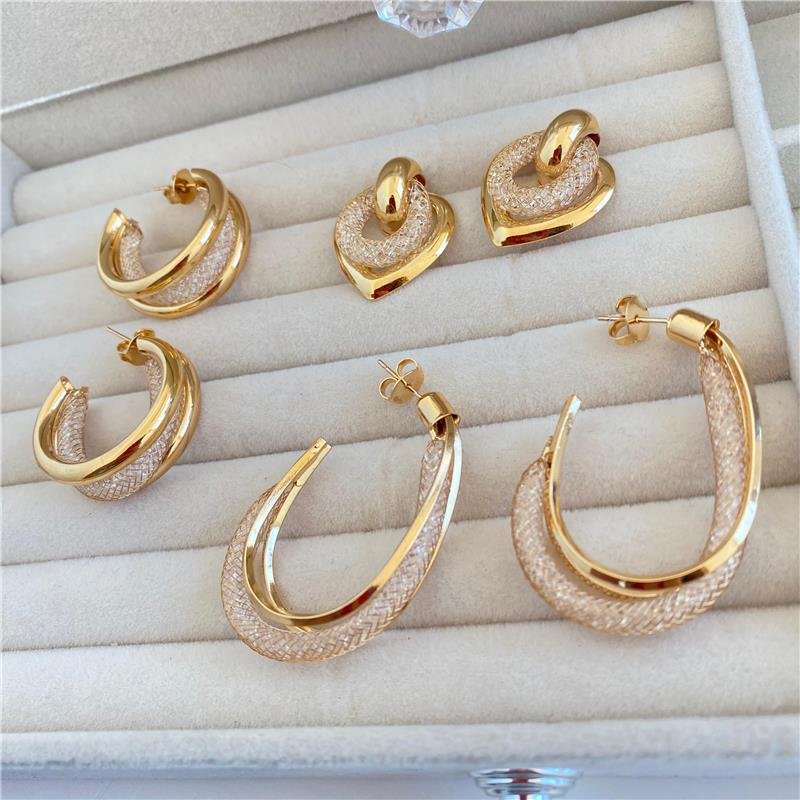  BRINCO ARGOLA LONGA COM TRANÇADO BRILHANTE BANHO OURO 18K