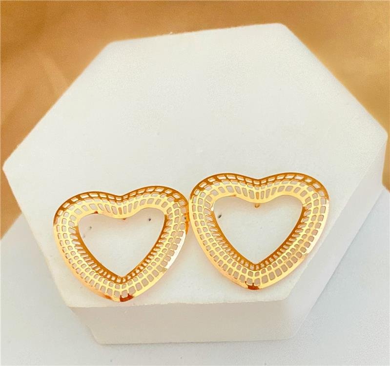 BRINCO ORGÂNICO CORAÇÃO COM DETALHES BANHO OURO 18K