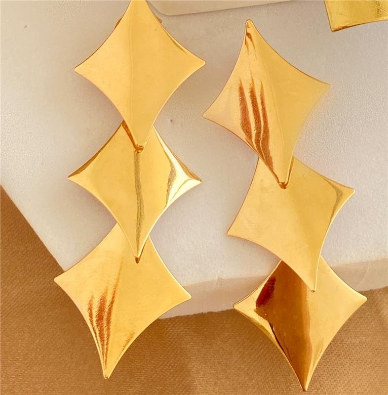 BRINCO LOSANGO LISO BANHO OURO 18K