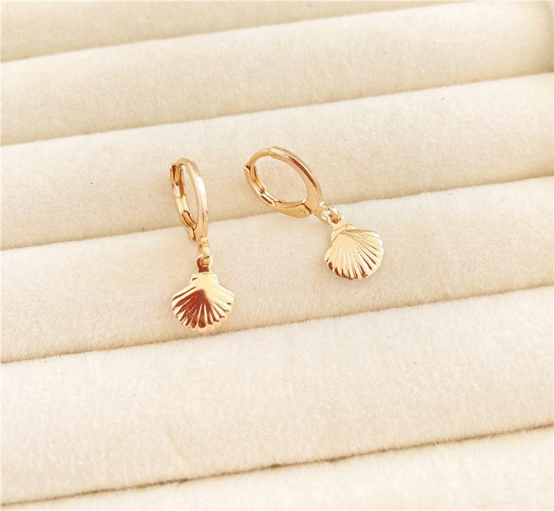 BRINCO ARGOLA PINGENTE CONCHA BANHO OURO 18K