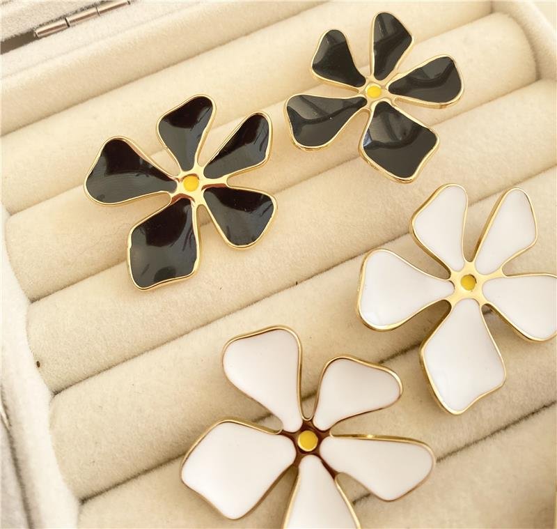 BRINCO FLOR MAXI RESINA BRANCA BANHO OURO 18K