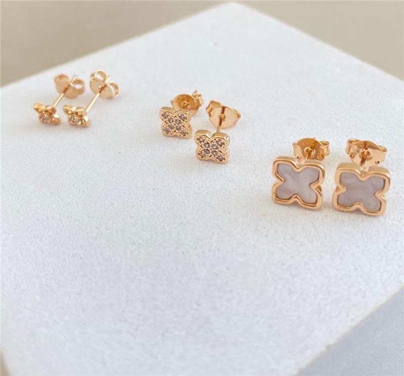 BRINCO TRIO FLOR CRAVEJADO MADRE PÉROLA BANHO OURO 18K