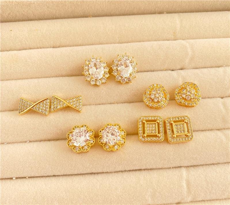 BRINCO JOIA LUXO FLOR CRAVEJADA EM BANHO OURO 18K