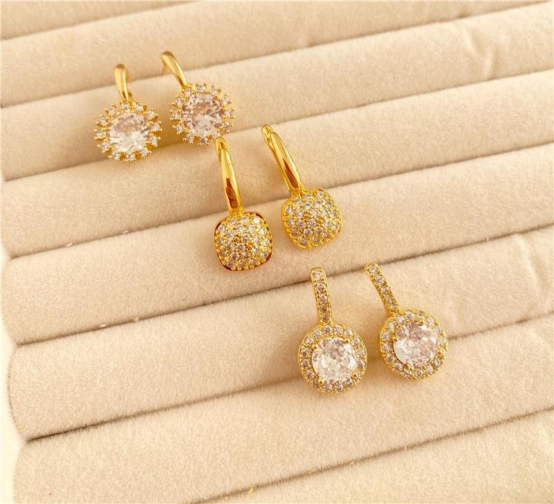 **SEM PREVISÃO IMEDIATA** - BRINCO ARGOLA JOIA LUXO QUADRADA CRAVEJADA EM BANHO OURO 18K