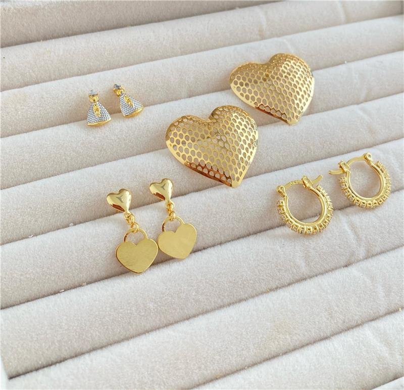 BRINCO CORAÇÃO ORGÂNICO EM BANHO OURO 18K
