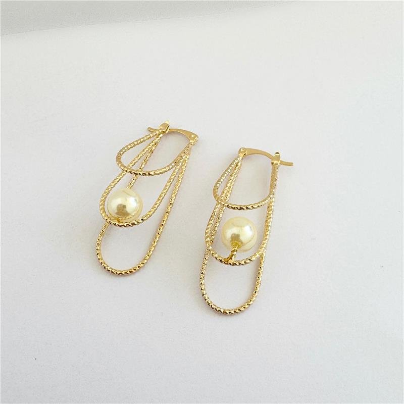 BRINCO TRÊS LINHAS COM PÉROLA BANHO OURO 18K