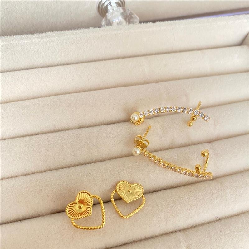 BRINCO CORAÇÃO TRABALHADO COM DETALHE VAZADO EM BANHO OURO 
