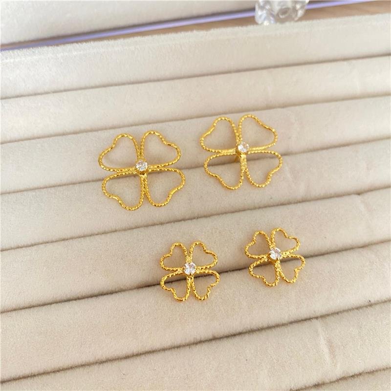 BRINCO FLOR PÉTALA CORAÇÃO MÉDIO BANHO OURO 18K