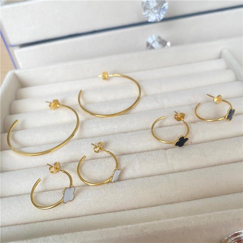 BRINCO MEIA ARGOLA TREVO PRETO BANHO OURO 18K