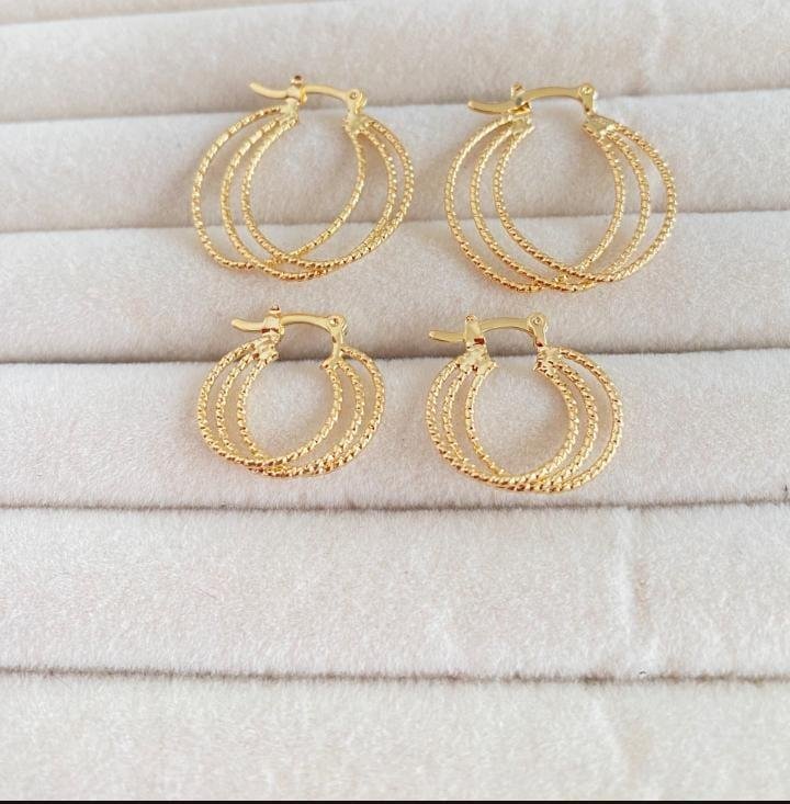 BRINCO ARGOLA FIO TRIPLO TRABALHADO PEQUENO BANHO OURO 18K