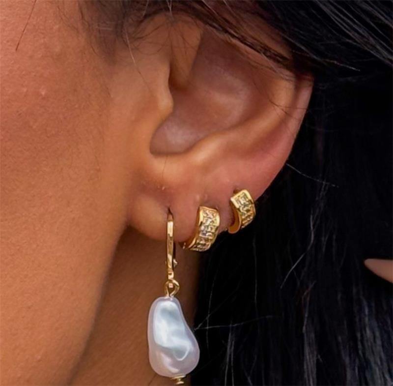 BRINCO ARGOLINHA CRAVEJADA CRISTAL BANHO OURO 18K