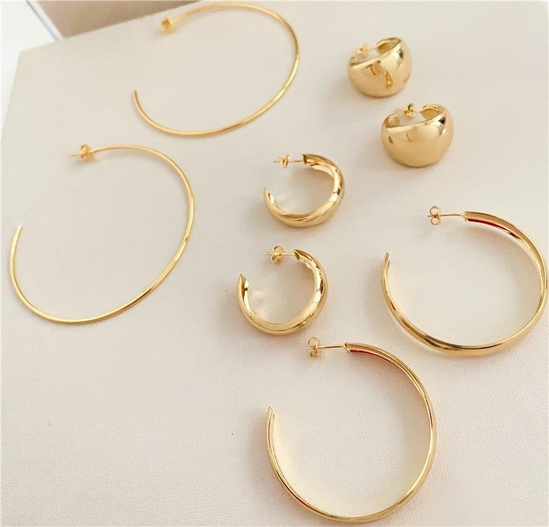 BRINCO MEIA ARGOLA GRANDE BANHO OURO 18K