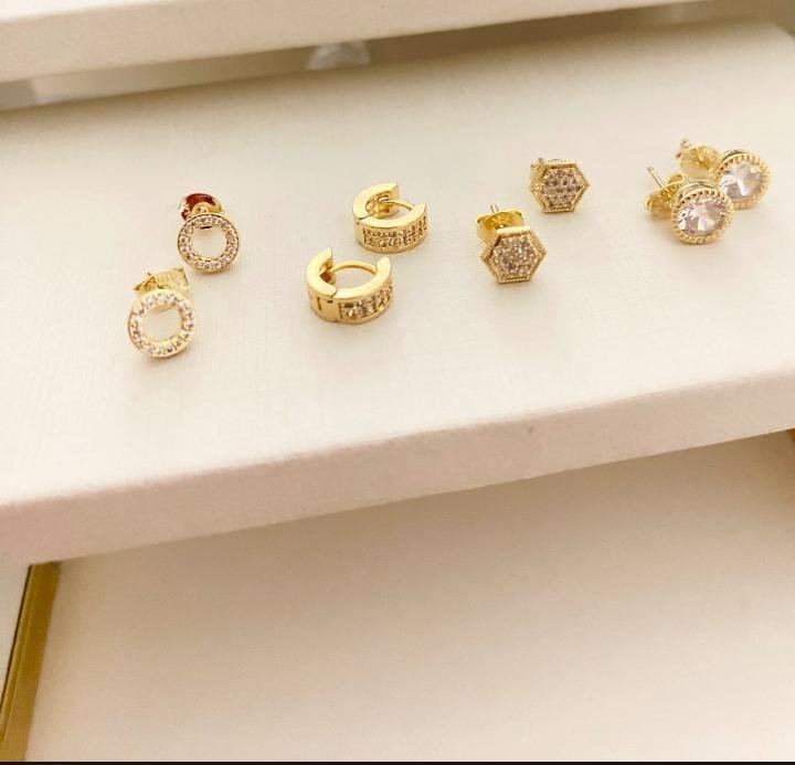 BRINCO CIRCULO CRAVEJADO PEQUENO BANHO OURO 18K