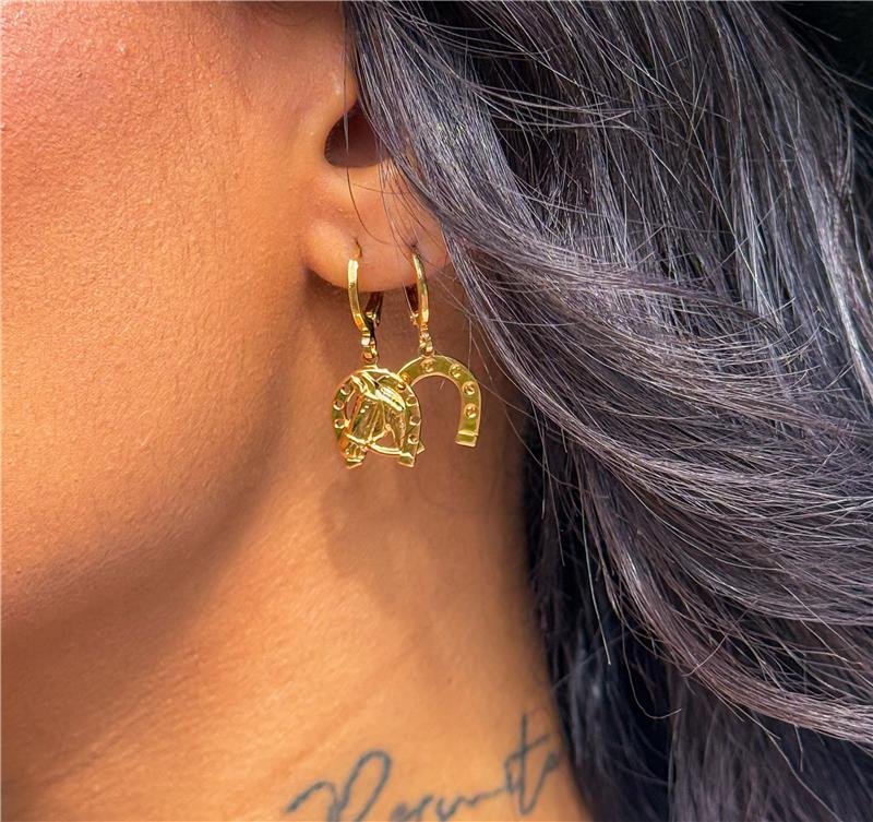 BRINCO ARGOLA FERRADURA BANHO OURO 18K - PRÉ VENDA - PREVISÃO 10/12 -