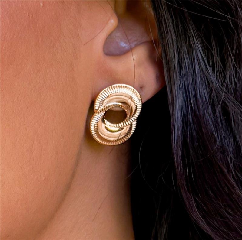 BRINCO CIRCULO ENTRELAÇADO COM DETALHES BANHO OURO 18K