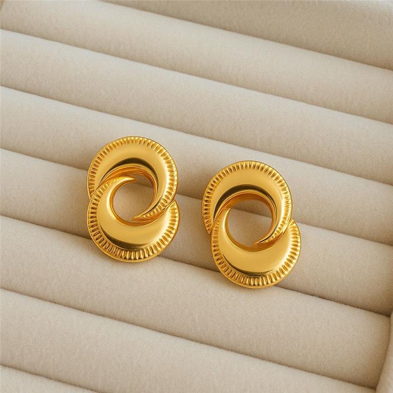 BRINCO CIRCULO ENTRELAÇADO COM DETALHES BANHO OURO 18K