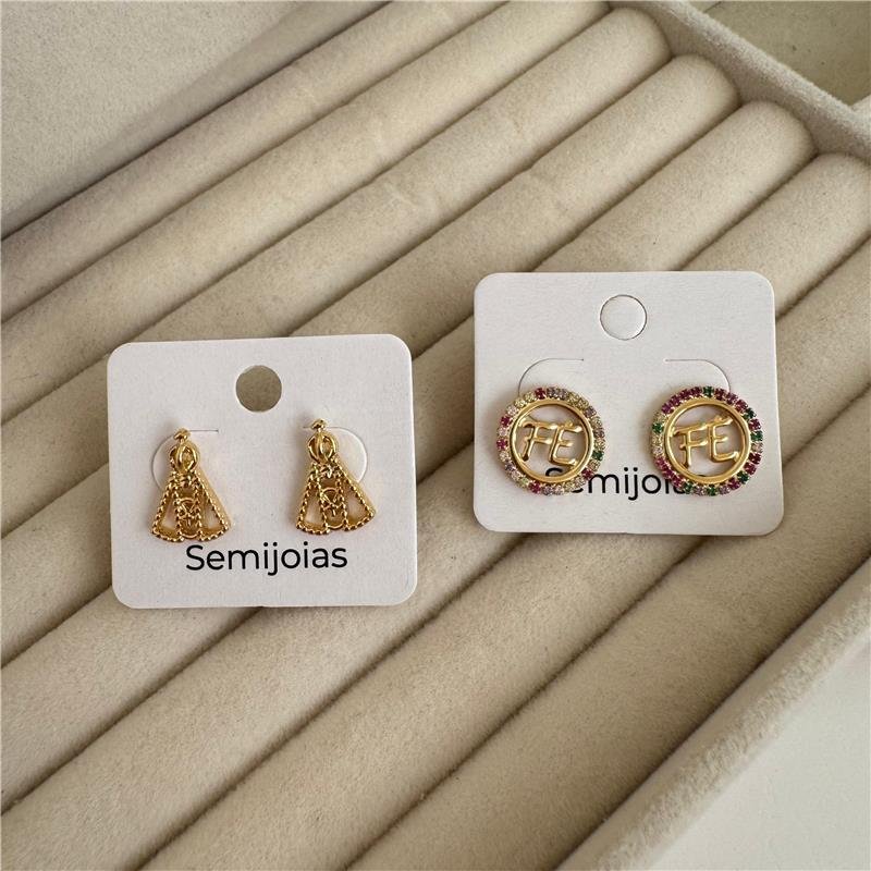 BRINCO NOSSA SENHORA COM DETALHE BOLINHA BANHO OURO 18K