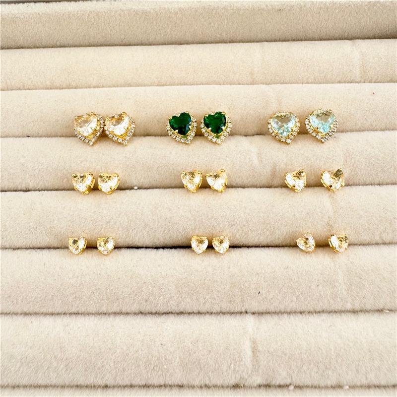 BRINCO TRIO CORAÇÃO ESMERALDA CRAVEJADO E CORAÇÕES CRISTAIS BANHO OURO 18K