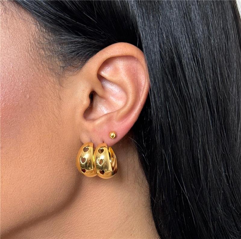 BRINCO ARGOLA MEIA LUA COM DETALHES EM CORAÇÃO BANHO OURO 18K