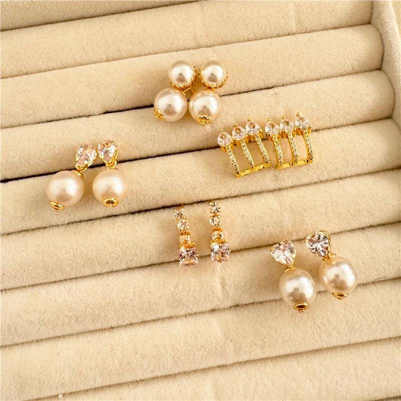 BRINCO TRIO ZIRCÔNIA COM PINGENTE QUADRADO PONTO DE LUZ BANHO OURO 18K