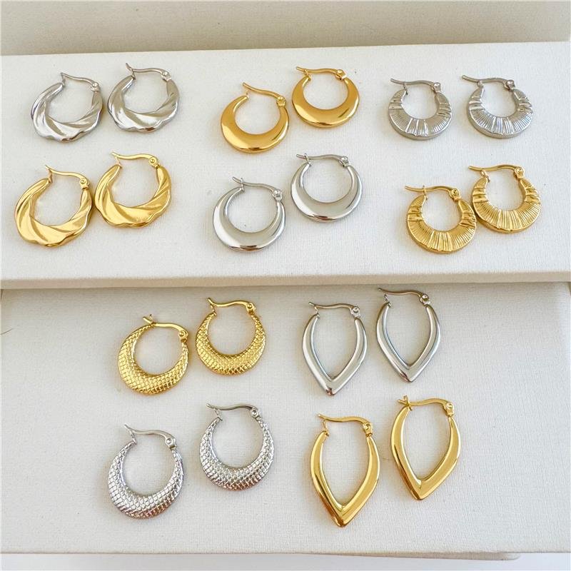 BRINCO ARGOLA TRANÇADO ONDULADO AÇO INOXIDÁVEL BANHO OURO 18K