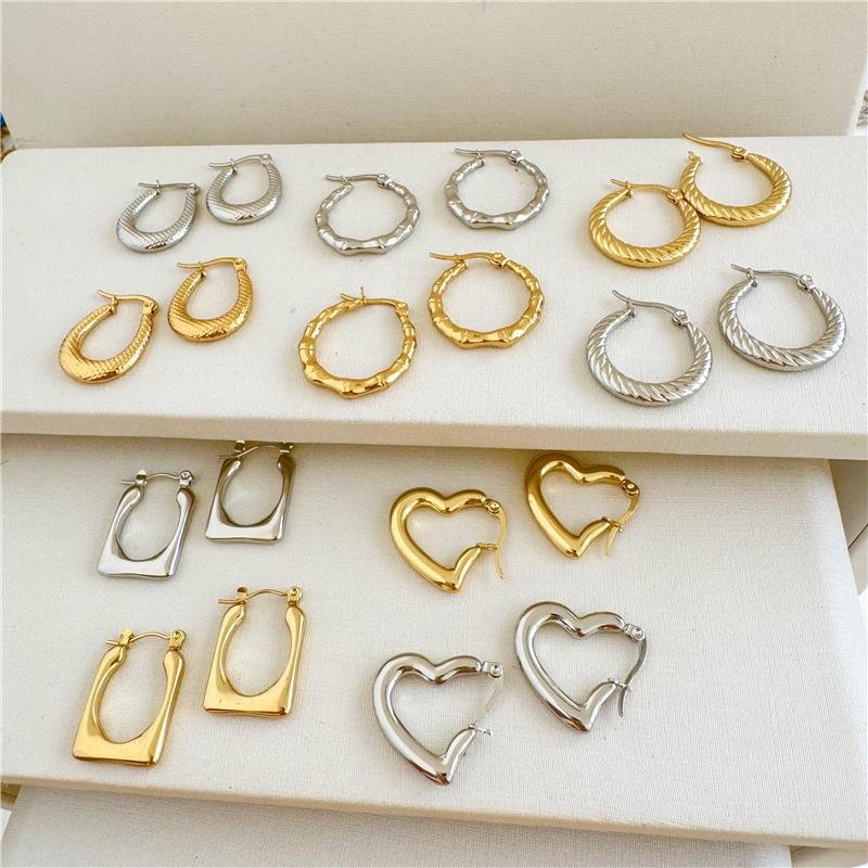 BRINCO ARGOLA DETALHADA AÇO INOXIDÁVEL BANHO OURO 18K 