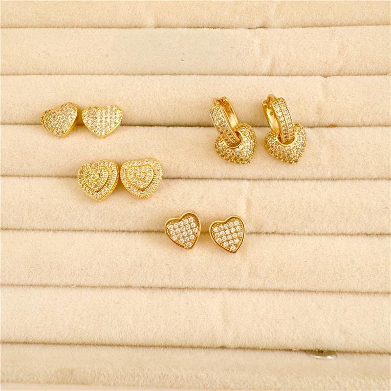BRINCO CORAÇÃO CRAVEJADO COM DETALHE EM BOLINHAS BANHO OURO 18K