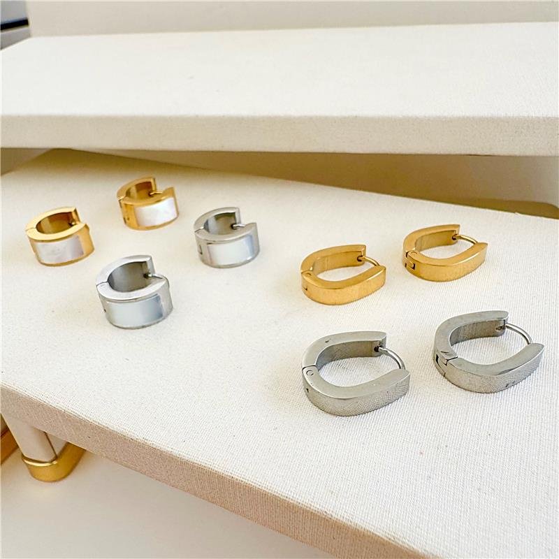 BRINCO ARGOLINHA OVAL AÇO INOXIDÁVEL BANHO OURO 18K