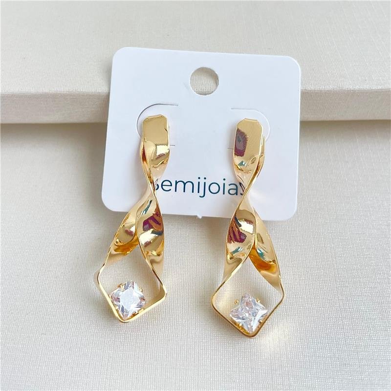 BRINCO ESPIRAL COM ZIRCÔNIA QUADRADA BANHO OURO 18K