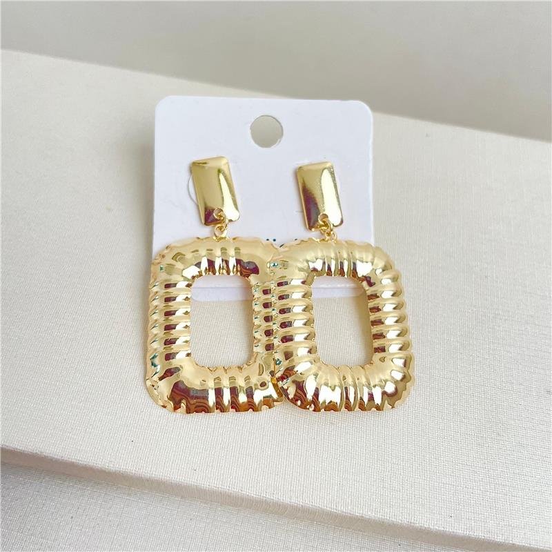 BRINCO RETÂNGULO VAZADADO BANHO OURO 18K